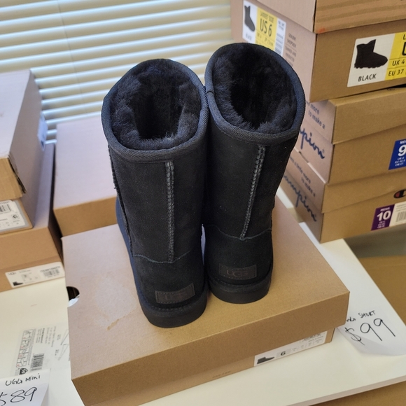 🎁UGG Ladies’ Classic Short II Boot - Picture 7 of 16